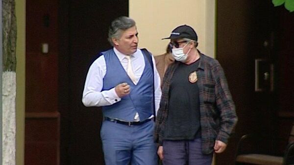 Адвокат Эльман Пашаев (слева) и актер Михаил Ефремов, обвиняемый в смертельном ДТП на Смоленской площади