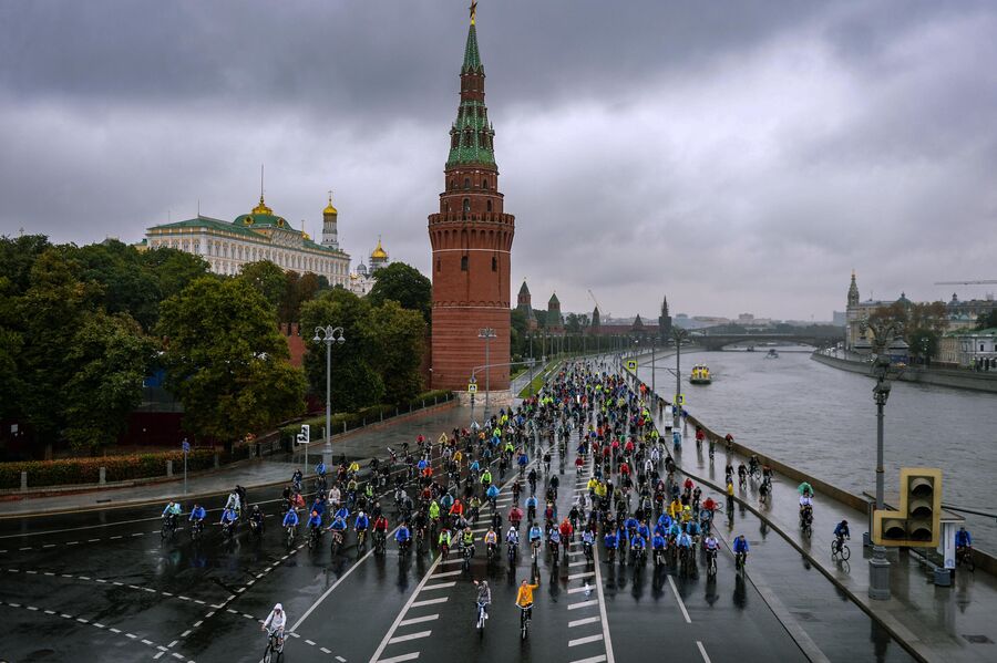 Участники велопарада едут вдоль Кремля