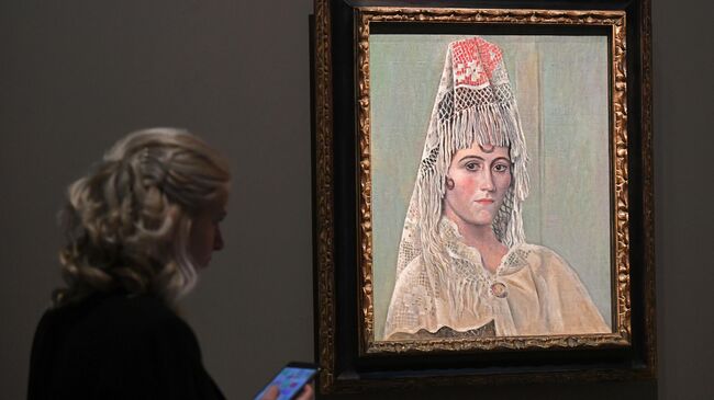 Посетительница рассматривает картину Ольга Хохлова в мантилье (1917 год) художника П. Пикассо на выставке Пикассо & Хохлова в Государственном музее изобразительных искусств имени А. С. Пушкина в Москве Посетительница рассматривает картину Ольга Хохлова в мантилье (1917 год) художника П. Пикассо на выставке Пикассо & Хохлова в Государственном музее изобразительных искусств имени А. С. Пушкина в Москве