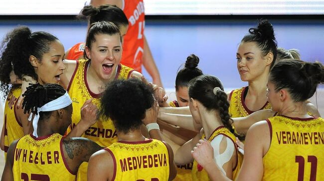 Баскетболистки клуба Надежда