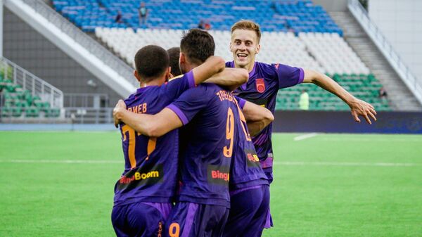 Футболисты Уфы празднуют гол в матче Российской премьер-лиги с Уралом