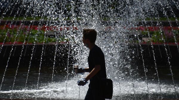 Мужчина в жаркий день возле фонтана на Пушкинской площади