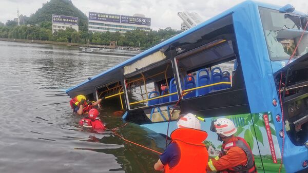Спасатели на месте падения автобуса в водохранилище в китайской провинции Гуйчжоу