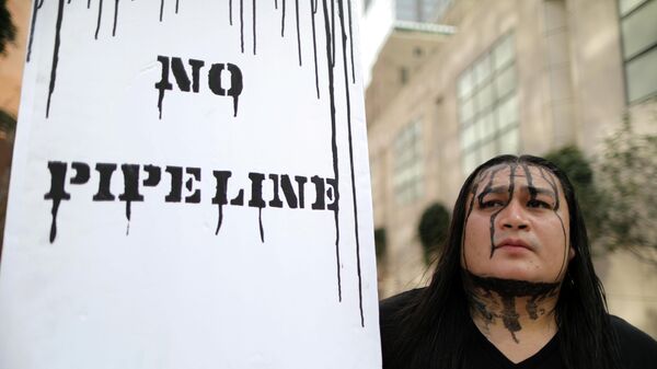 Акция протеста в Лос-Анджелесе против строительства нефтепроводов Keystone XL и Dakota Access 
