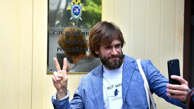 Издатель Медиазоны Петр Верзилов, против которого завели уголовное дело о двойном гражданстве, перед зданием Следственного комитета РФ в Москве