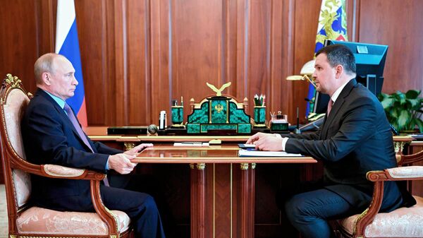 Президент РФ Владимир Путин и генеральный директор АО Почта России Максим Акимов (справа) во время встречи