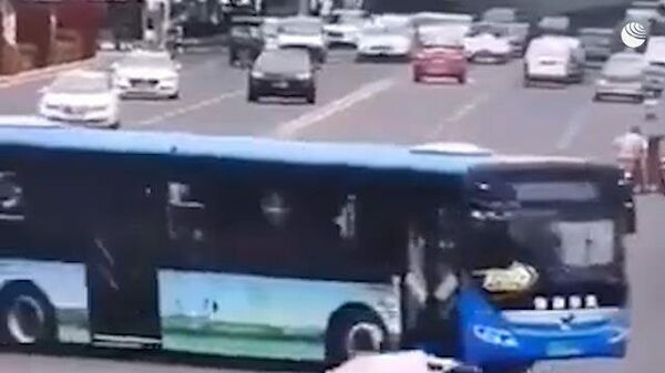 Видео с камер наблюдения: автобус с пассажирами падает с моста в Китае