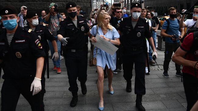 Участница пикета в поддержку Ивана Сафронова у здания ФСБ на Лубянке