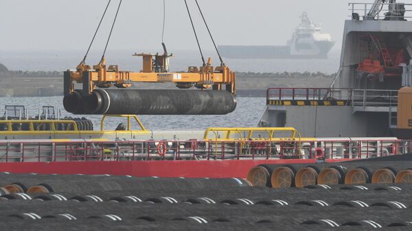 Погрузка труб для строительства газопровода Nord Stream 2 в порту Мукран
