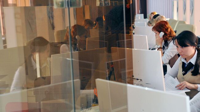 Специалисты филиала МФЦ во время работы