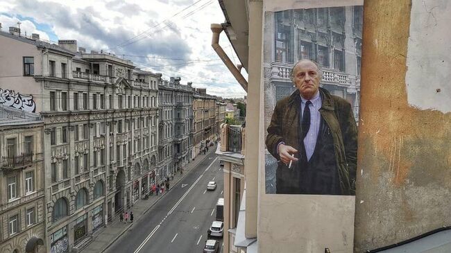 Портрет поэта Иосифа Бродского на стене дома в Санкт-Петербурге