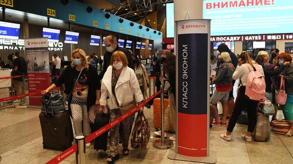 Пассажиры в очереди к стойке регистрации авиакомпании Россия в Международном аэропорту Шереметьево