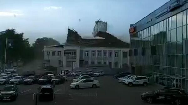 Ветер срывает крышу здания в Саратове. Стоп-кадр видео