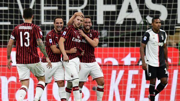 Футболисты Милана радуются забитому голу