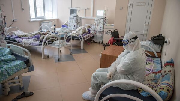 Медицинский работник в палате с коронавирусными больными