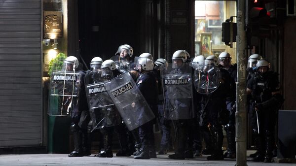 Полицейские на улице в Белграде после введения комендантского часа