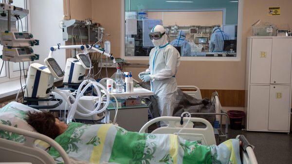 Медицинский работник областной клинической больницы в палате с коронавирусными больными