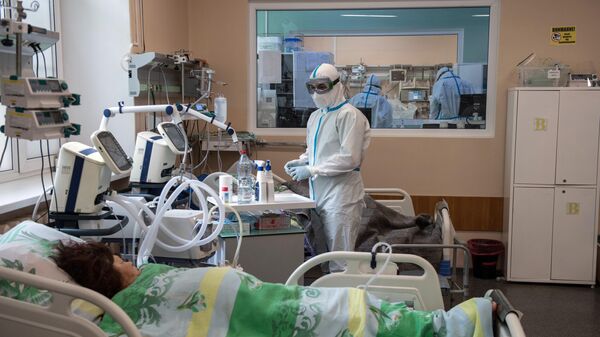 Медицинский работник областной клинической больницы в палате с коронавирусными больными