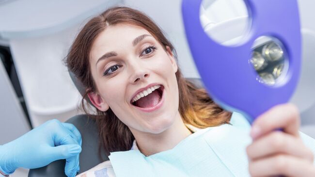 Девушка на приеме у стоматолога