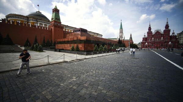 Прохожие на Красной площади в Москве