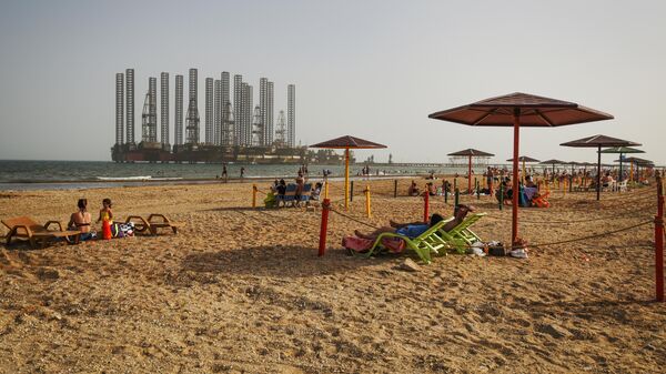 Люди отдыхают на пляже в Баку