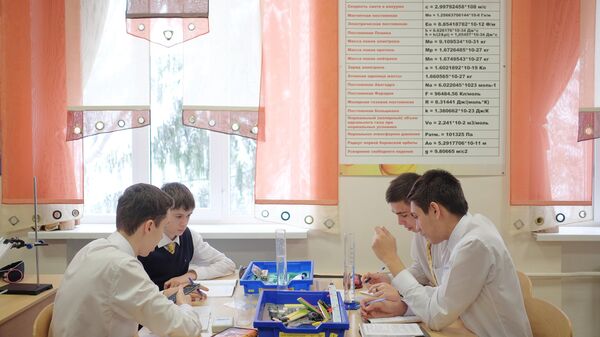 Ученики лицея №48 города Краснодара на занятии по физике