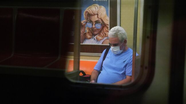 Мужчина на одной из станций метро Нью-Йорка, США