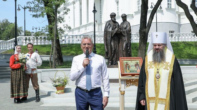 Губернатор Пензенской области Иван Белозерцев во время открытия памятника благоверным Петру и Февронии Муромским в Пензе