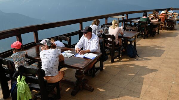 Туристы в ресторане на высоте 2375 метров на горном курорте Красная Поляна