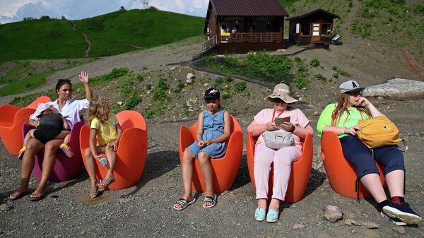 Отдыхающие на горном курорте Красная Поляна