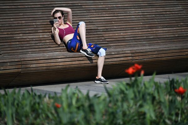 Девушка отдыхает на Крымской набережной в парке искусств Музеон в Москве