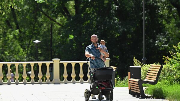 Мужчина гуляет с ребенком в парке в Москве