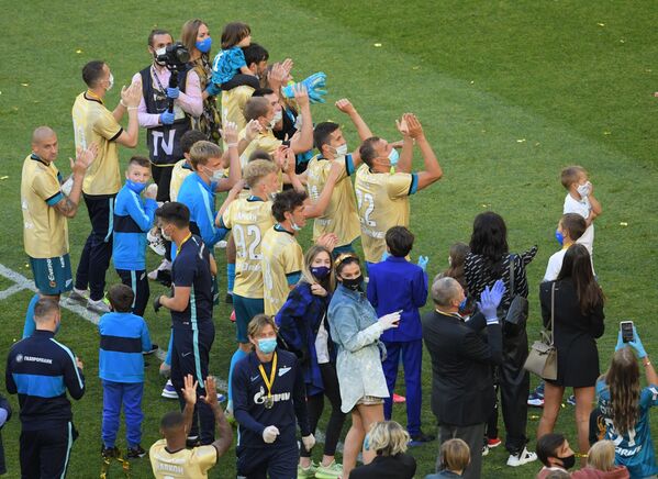 Игроки Зенита благодарят зрителей после церемонии вручения кубка чемпионов России.