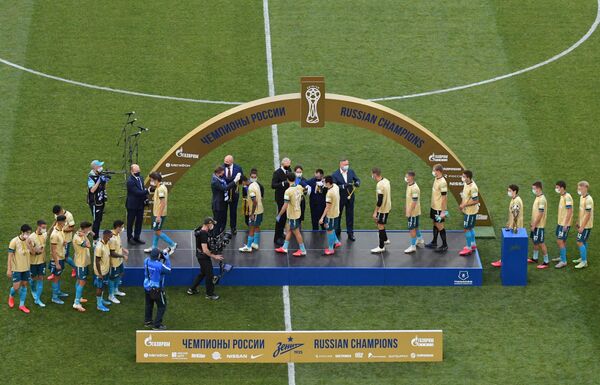 Игроки ФК Зенит на церемонии вручения кубка чемпионов России.