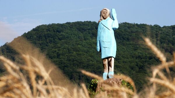 Деревянная скульптура первой леди США Мелании Трамп недалеко от ее родного города Севница