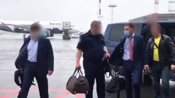 Сотрудники ФСБ России доставляют задержанного губернатора Хабаровского края Сергея Фургала в Москву