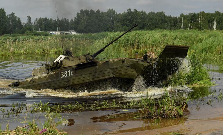 Модернизированная боевая машина пехоты БМП-2М во время учений Таманской дивизии на одном из полигонов Западного военного округа в Подмосковье