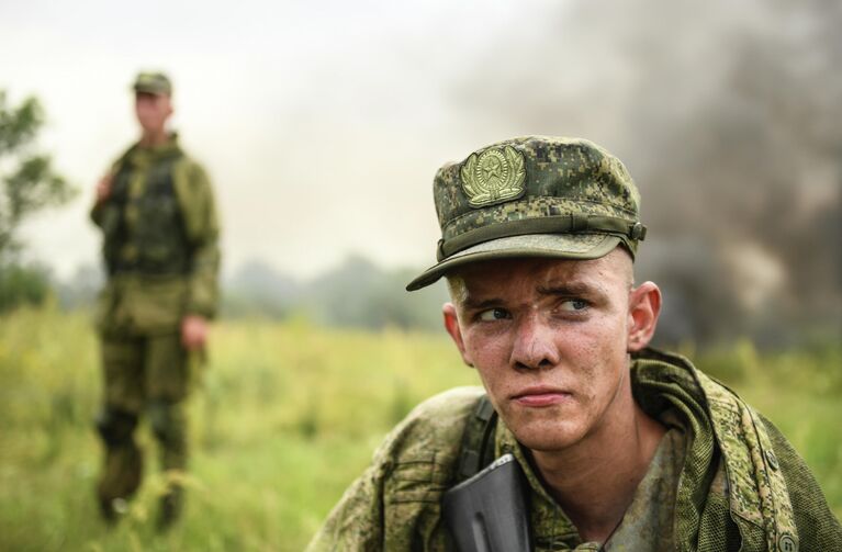 Военнослужащий мотострелкового полка Таманской дивизии на одном из полигонов Западного военного округа в Подмосковье