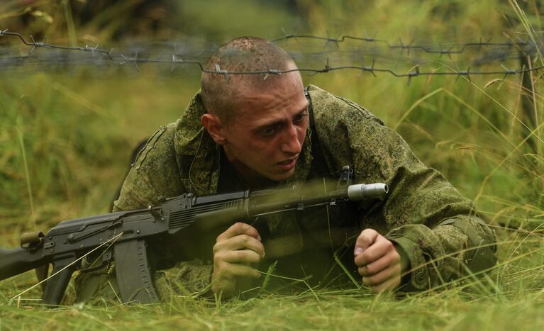 Военнослужащий мотострелкового полка Таманской дивизии на одном из полигонов Западного военного округа в Подмосковье