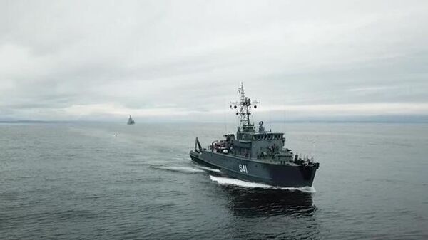 Малый корабль ВМФ РФ на учениях в Баренцевом море