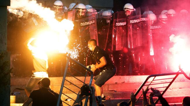 Участники протестов и полицейские в Белграде после введения комендантского часа