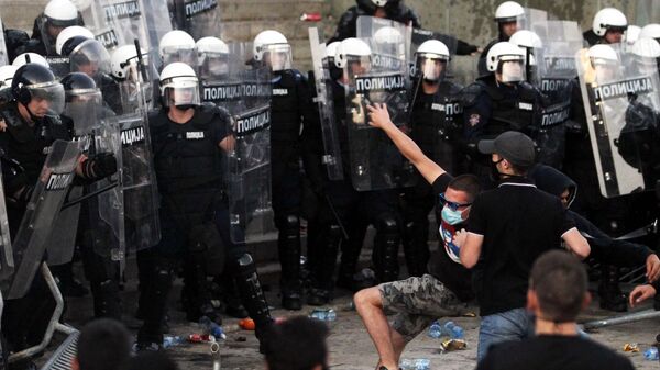 Участники протестов и полицейские в Белграде после введения комендантского часа