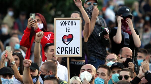 Участники протестов в Белграде