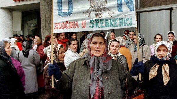 Протесты выживших после резни в Сребренице 