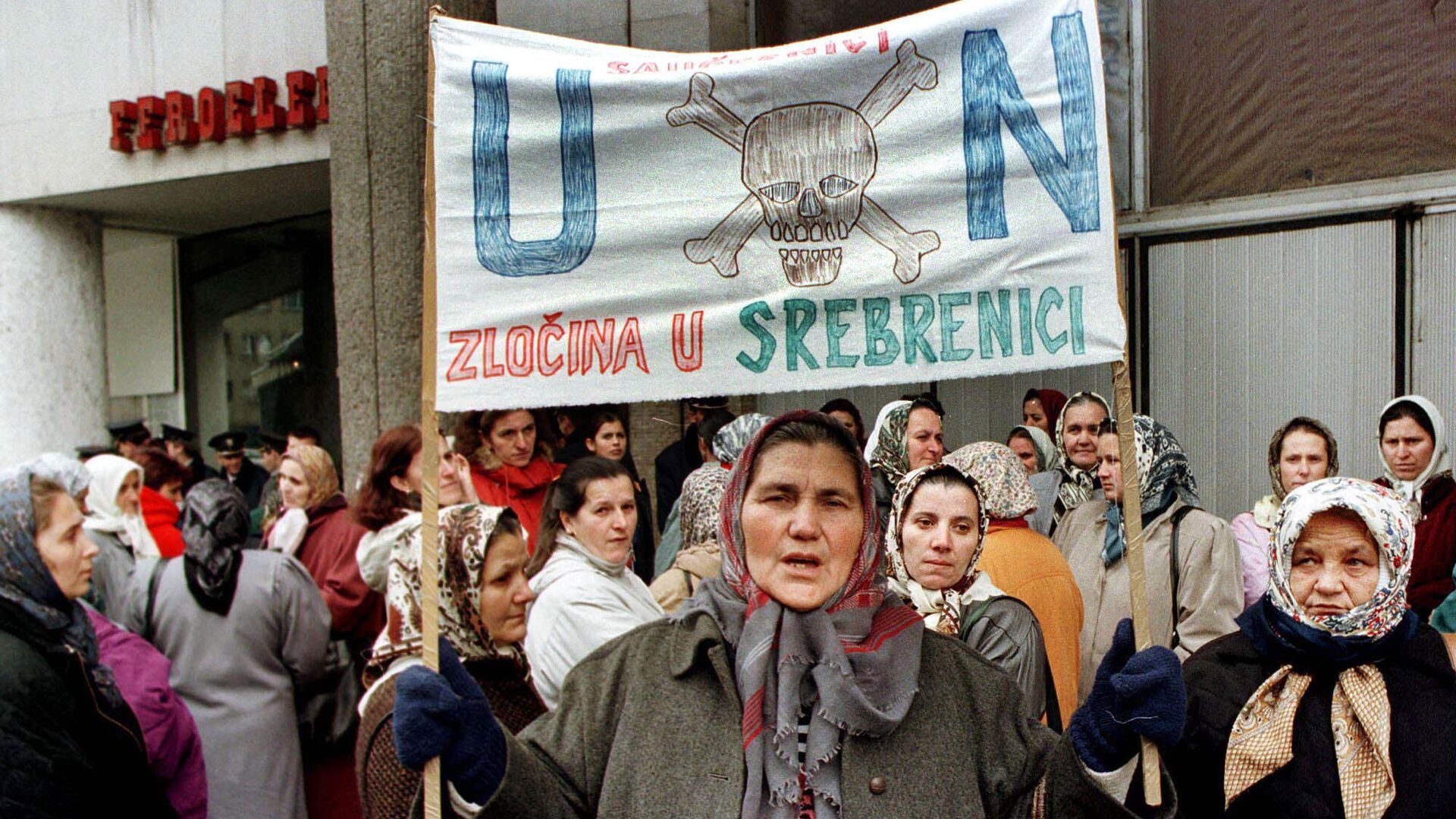 Протесты выживших после резни в Сребренице  - РИА Новости, 1920, 11.07.2020