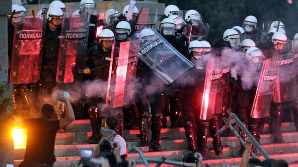 Полицейские и участники акции в Белграде 
