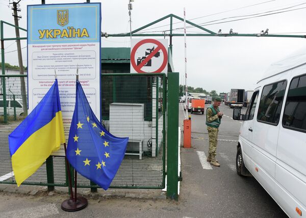 Контрольно-пропускной пункт на границе Украины с Польшей в 100 км от Львова Контрольно-пропускной пункт на границе Украины с Польшей в 100 км от Львова