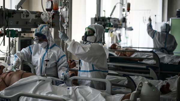 Врачи обходят пациентов в реанимации городской клинической больницы No 15 имени О. М. Филатова в Москве