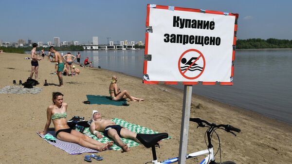 Отдыхающие на пляже реки Обь возле парка Бугринская роща в Новосибирске