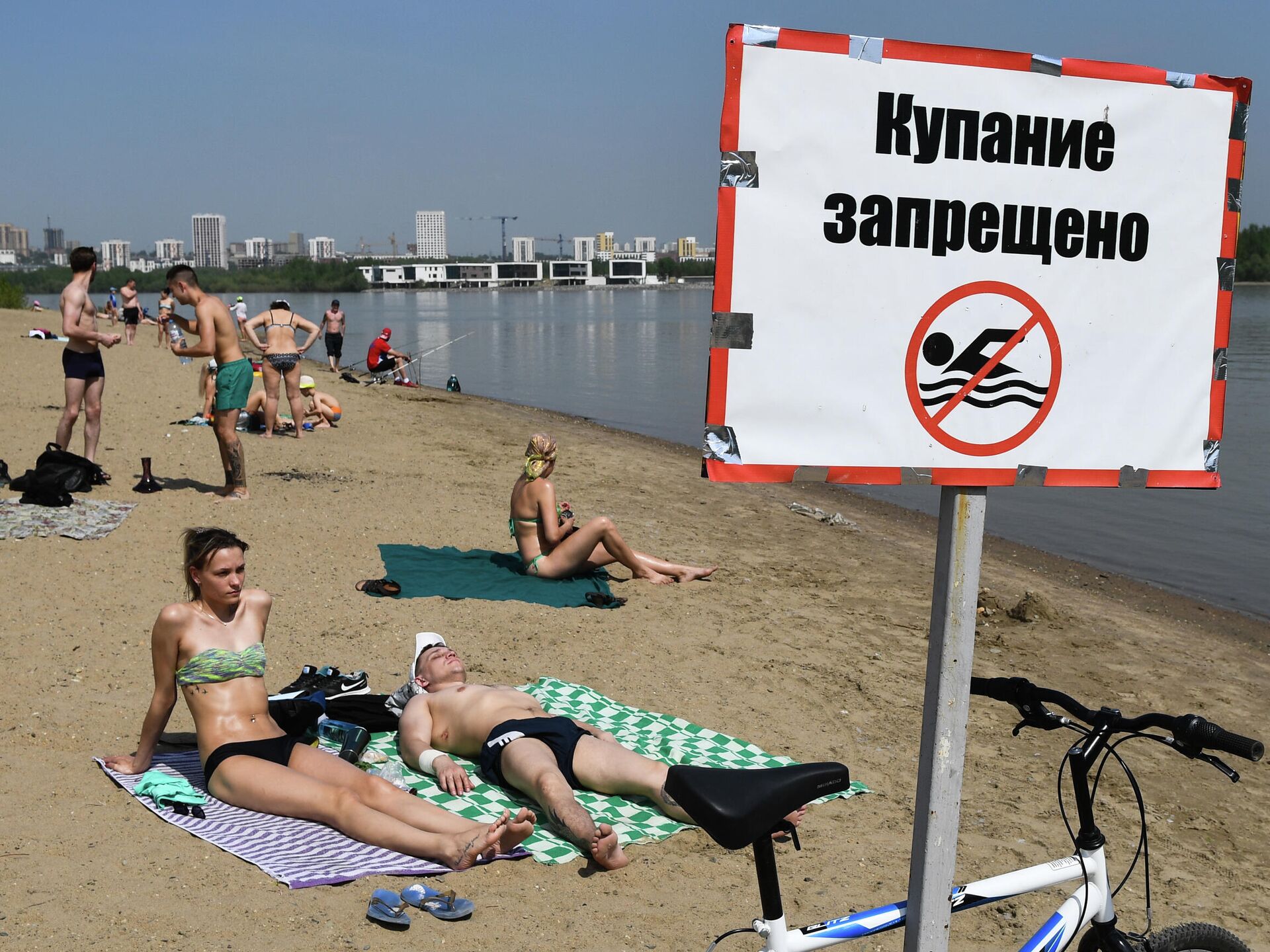 Почему нельзя купаться в озерах. Купаться запрещено. Купание в запрещенных местах. Запрещено купаться в водоемах. Опасности купаться в водоемах.